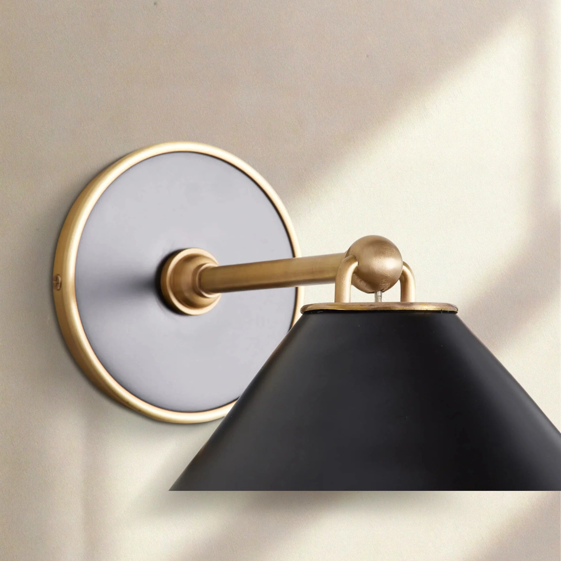 Arno Single-Light Wall Sconce
