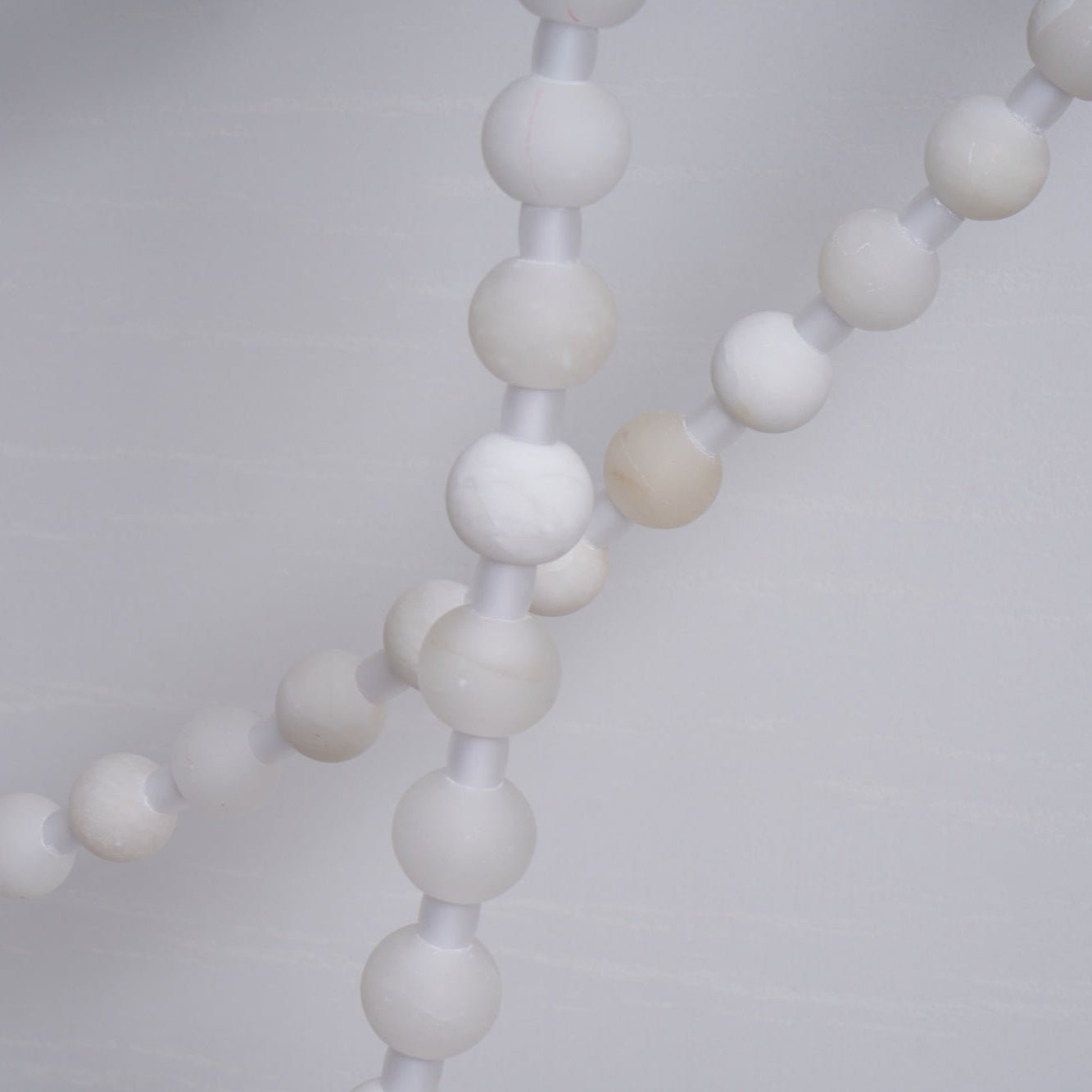 https://cdn.shopify.com/s/files/1/0736/8795/7790/files/alabaster-pearl-necklace-chandelier-5421370.jpg?v=1773801534