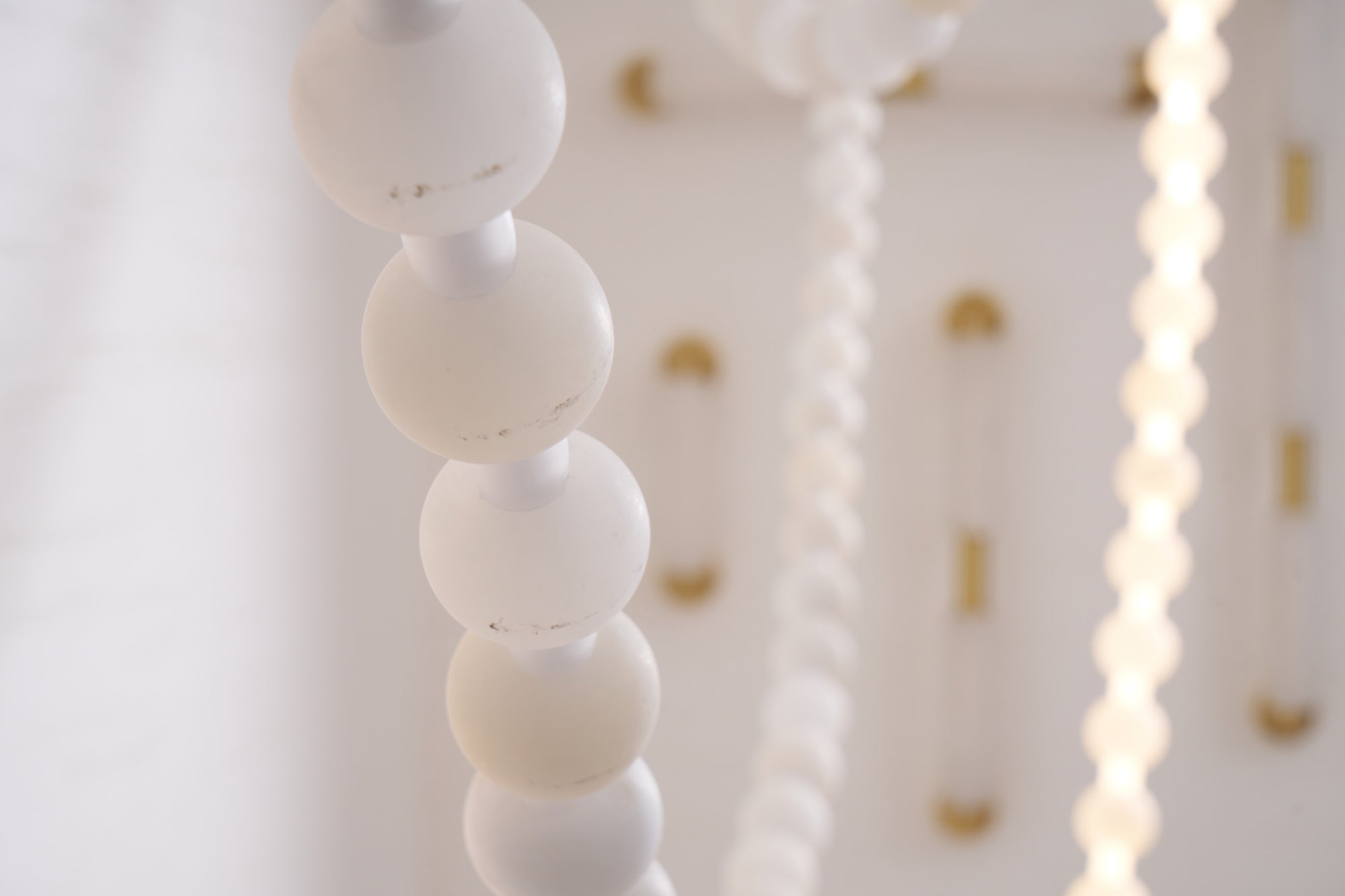 https://cdn.shopify.com/s/files/1/0736/8795/7790/files/alabaster-pearl-necklace-chandelier-9211404.jpg?v=1773801534