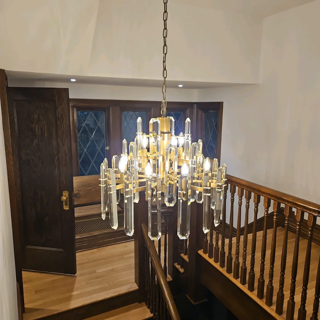 https://cdn.shopify.com/s/files/1/0618/9567/1984/files/fanci-chandelier-boniton-crystal-round-chandelier-243648-32.png?v=1765968055