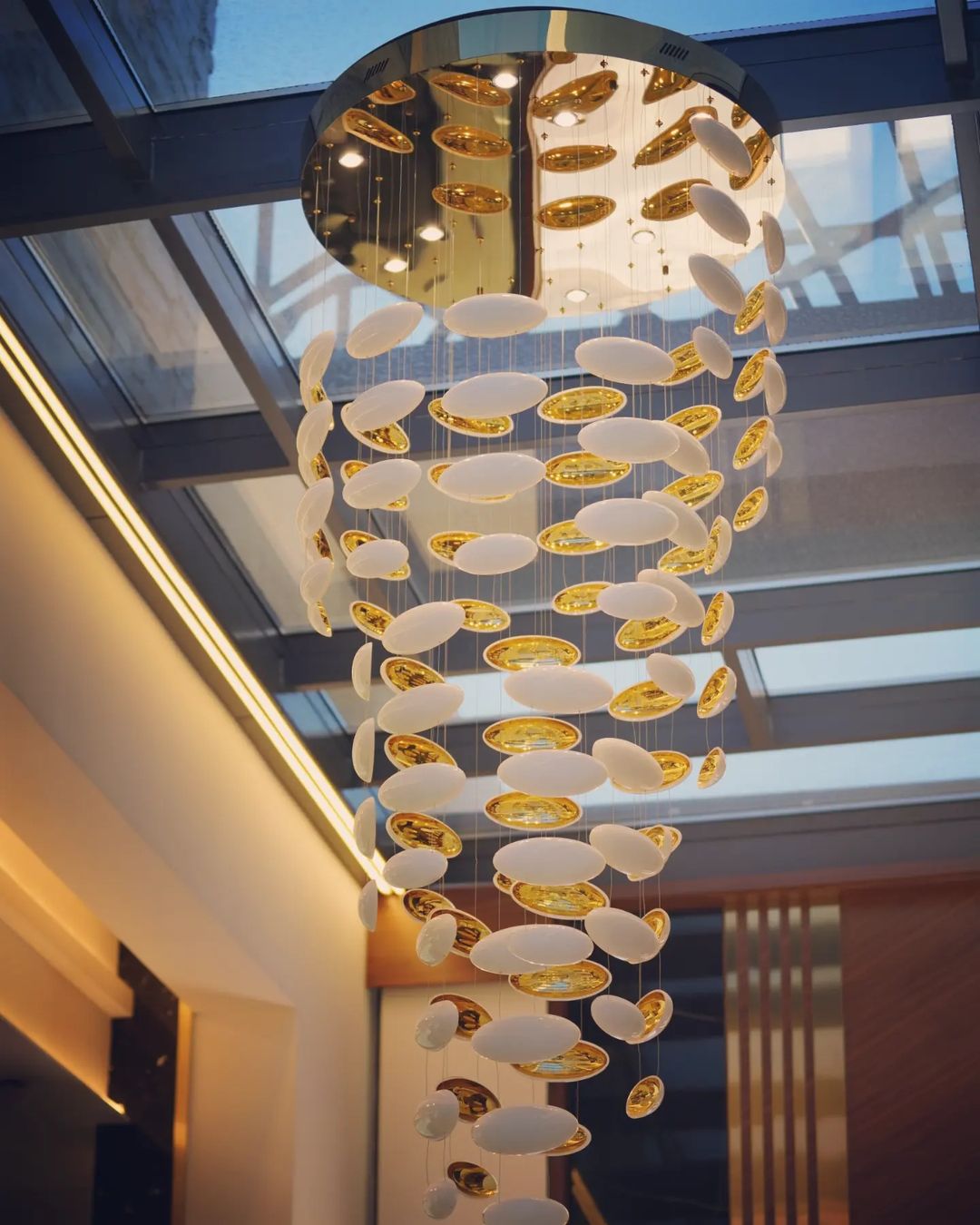 Modern Artistic Unique Golden Dragon Egg Pendant Ceiling Light Fixture for Staircase/ Sales Center/ Hotel